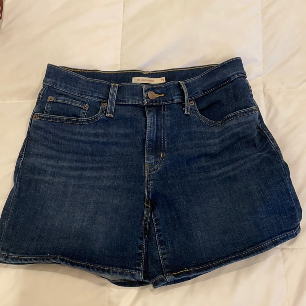 Super Cute Mid Length Levi shorts size 29!!!